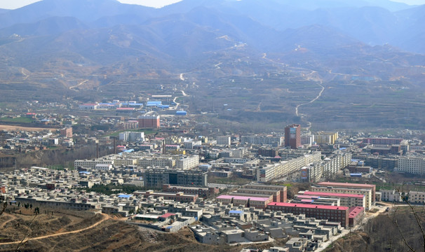 远山和城镇图片素材