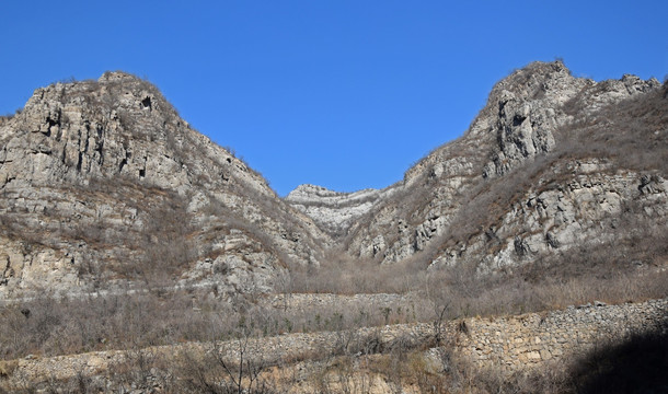 两座岩石山峰