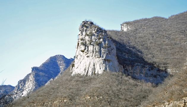 山岭上的石头山峰