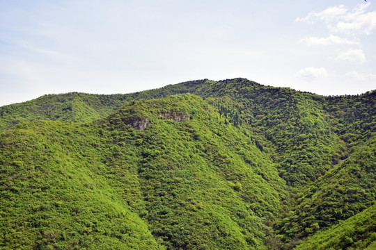 蓝天下的青山美景