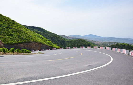 山腰上的盘山公路
