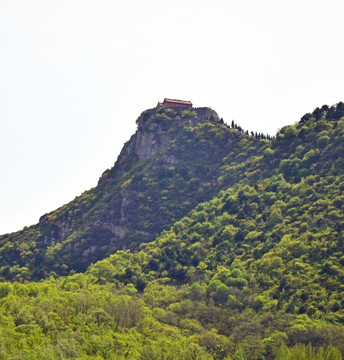 绿色山岭上的古庙