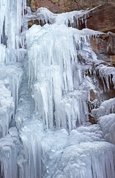 半透明的崖壁挂冰