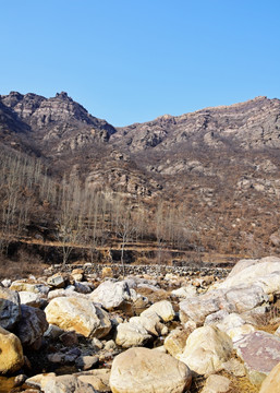 蓝天高山与河流摄影图