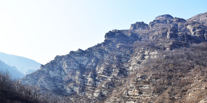 冬季山岭上的岩石
