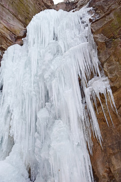 山崖上悬挂的白色冰柱