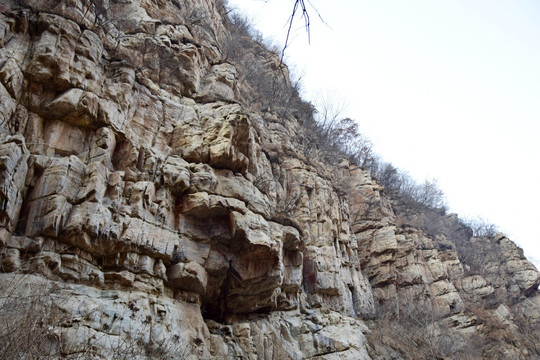 山崖上突兀的岩石