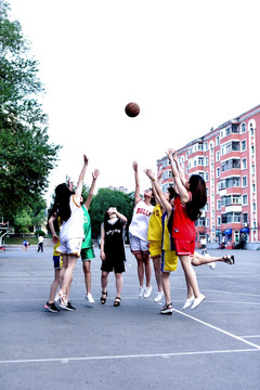 打篮球的女大学生