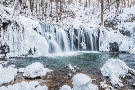 长白山瀑布雪景