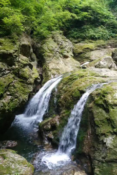 山间溪流