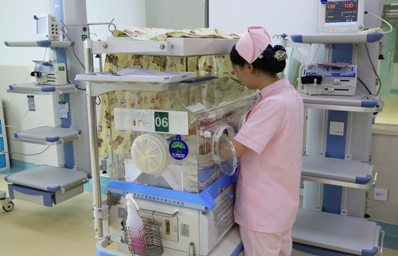护士 婴儿培养箱