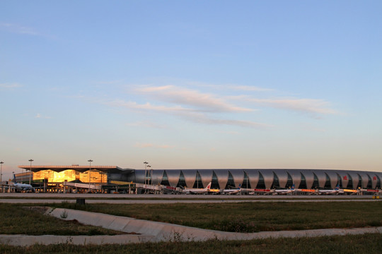 夕阳光影下的沈阳机场