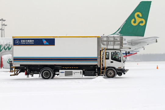 雪中的机场 航空食品车
