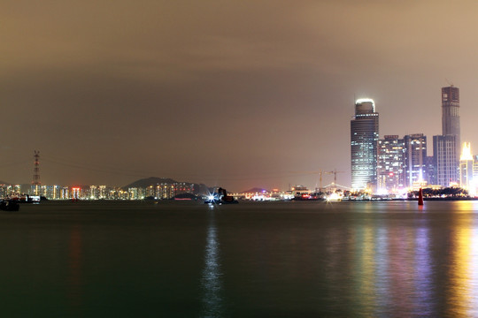 细雨中 厦门城市夜景