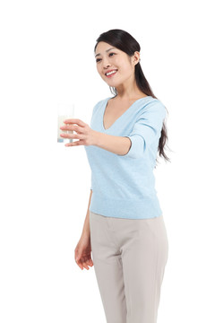 棚拍休闲装年轻女人喝牛奶
