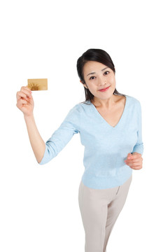 棚拍休闲装年轻女人展示银行卡
