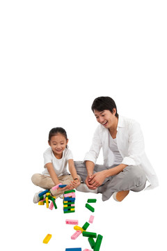 棚拍休闲装年轻父亲和小女孩玩积木