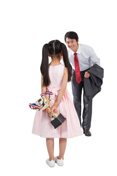棚拍商务装年轻父亲 穿裙子的小女孩拿着奖杯