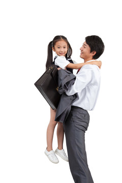 棚拍商务装年轻父亲抱着穿裙子的小女孩