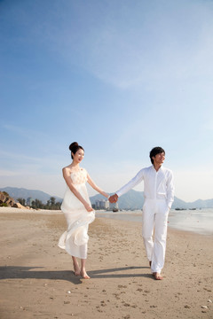 新娘和新郎在海边度假