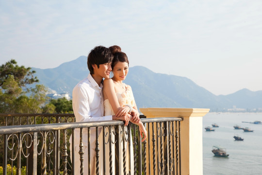 新娘和新郎在海边酒店度假
