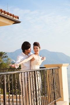 新娘和新郎在海边酒店度假