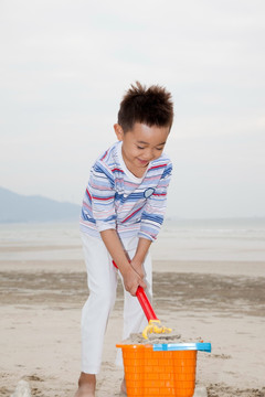 小男孩在海滩玩耍