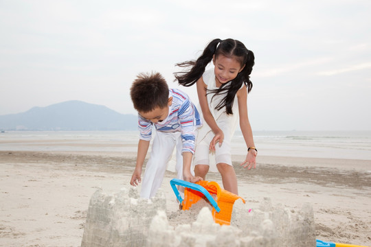 小男孩 小女孩在海滩玩耍