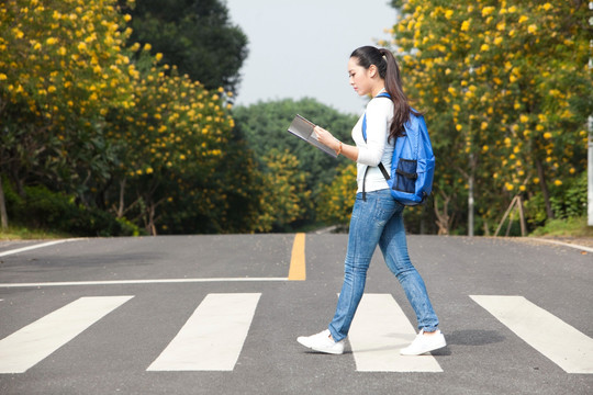 一个年轻女大学生过马路