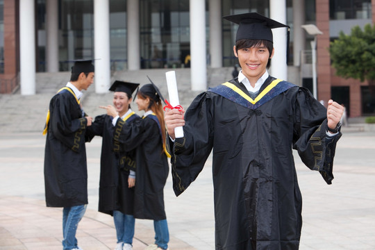 年轻大学生在校园里的毕业典礼