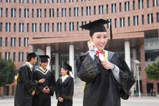 年轻大学生的校园毕业典礼