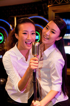 年轻女人在KTV唱歌