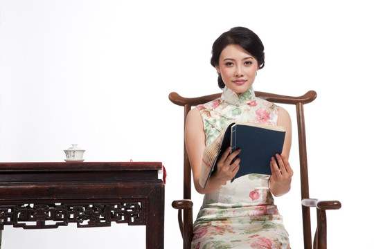 棚拍身穿中国传统服装的年轻女人看书