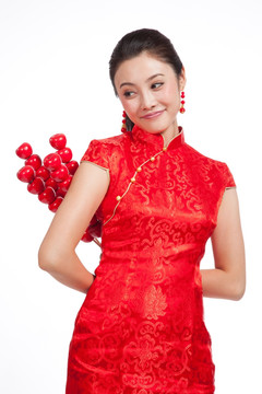 棚拍身穿中国传统服装的年轻女人和糖葫芦
