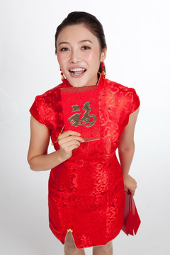 棚拍身穿中国传统服装的年轻女人展示利市封