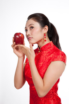 棚拍身穿中国传统服装的年轻女人和苹果