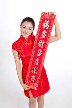 棚拍身穿中国传统服装的年轻女人和春联