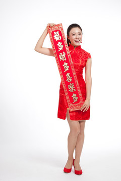 棚拍身穿中国传统服装的年轻女人和春联