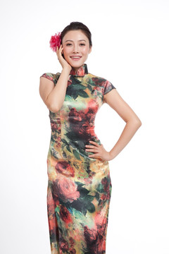 棚拍身穿中国传统服装的年轻女人