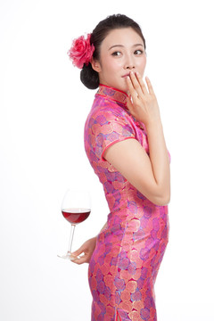 棚拍身穿中国传统服装的年轻女人端酒杯