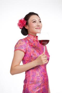 棚拍身穿中国传统服装的年轻女人端酒杯