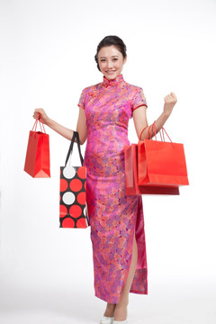 棚拍身穿中国传统服装的年轻女人购物