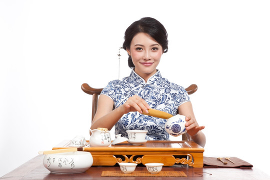 棚拍身穿中国传统服装的年轻女人秀茶艺
