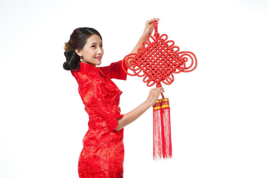 棚拍身穿中国传统服装的年轻女人和中国结