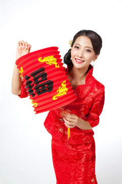 棚拍身穿中国传统服装的年轻女人和红灯笼