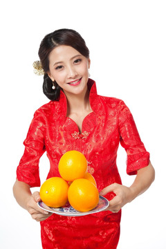 棚拍身穿中国传统服装的年轻女人和橙子