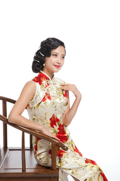 棚拍身穿中国传统服装的年轻女人端坐