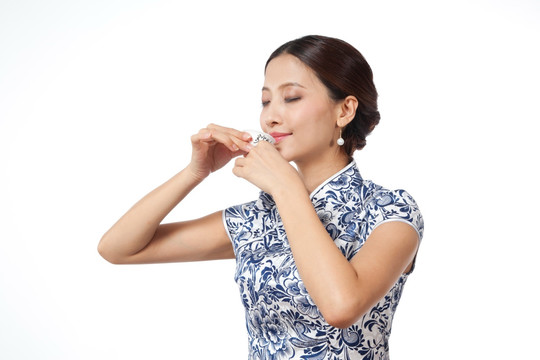 棚拍身穿中国传统服装的年轻女人品茶