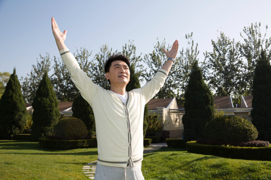 中年男人在花园里晨练