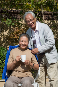 老夫妻在花园里